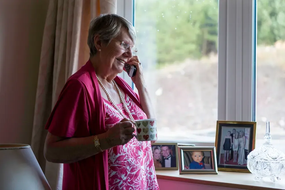 mujer madura llamando a la familia